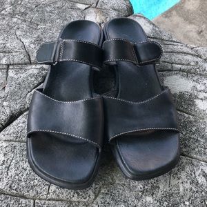 Clarks black leather superlight slipon size 9M